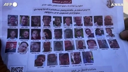 Gaza, dall'Esercito israeliano volantini con le foto degli ostaggi