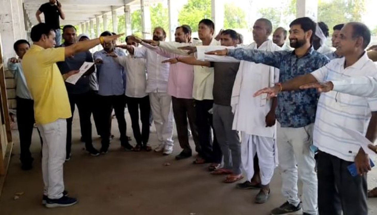 सहकारी समिति पर सरसों बेचने आए किसानों ने मतदान की ली शपथ