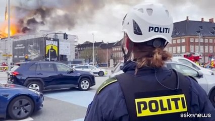 Devastante incendio al palazzo della storica Borsa di Copenaghen