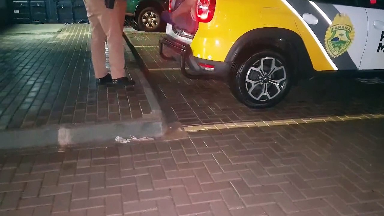 Em posse de drogas, homem resiste a prisão e desacata policiais no Santo Inácio