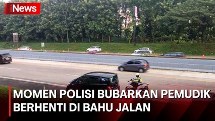 Polisi Bubarkan Pemudik Berhenti di Bahu Jalan Tol Cipali
