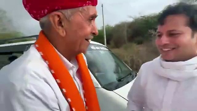 बीच सड़क मिले कांग्रेस-भाजपा प्रतिद्वंदी, वैभव ने पांव छूकर लिया लुंबाराम का आशीर्वाद, वीडियो होने लगा वायरल