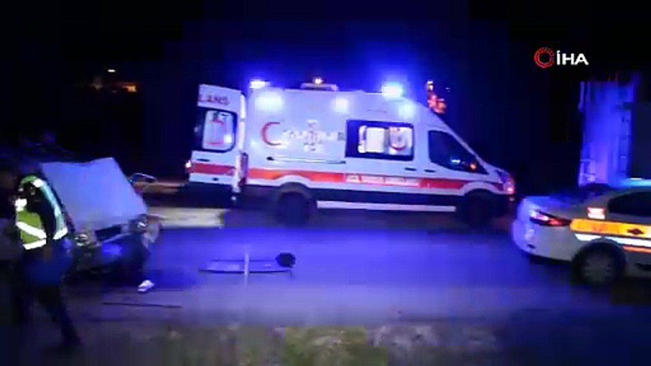 Çanakkale’de iki otomobil kafa kafaya çarpıştı: 8 yaralı