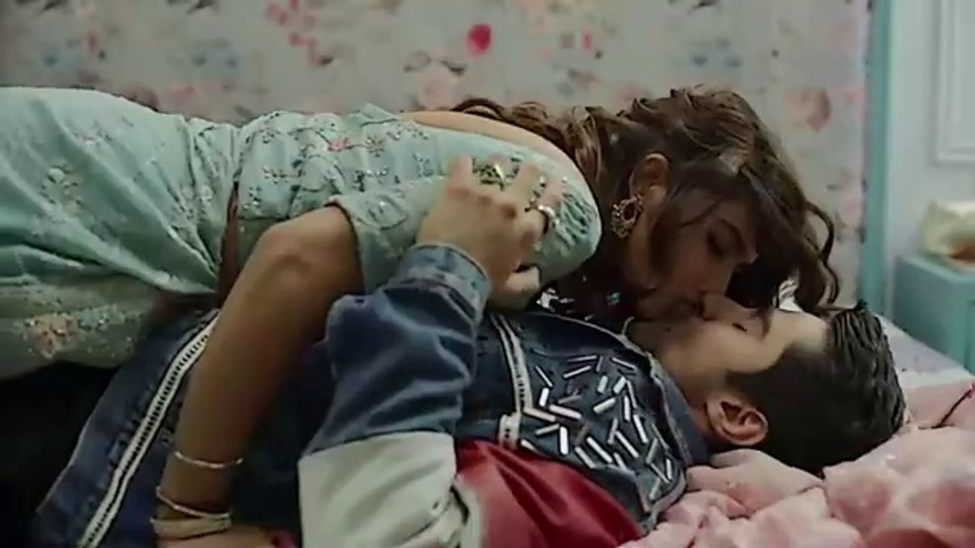 ⁣Kavya Thapar hot Romance Scene in Public| Hollywood movie HD Romantic Kissing Romance Scene| Bollywo