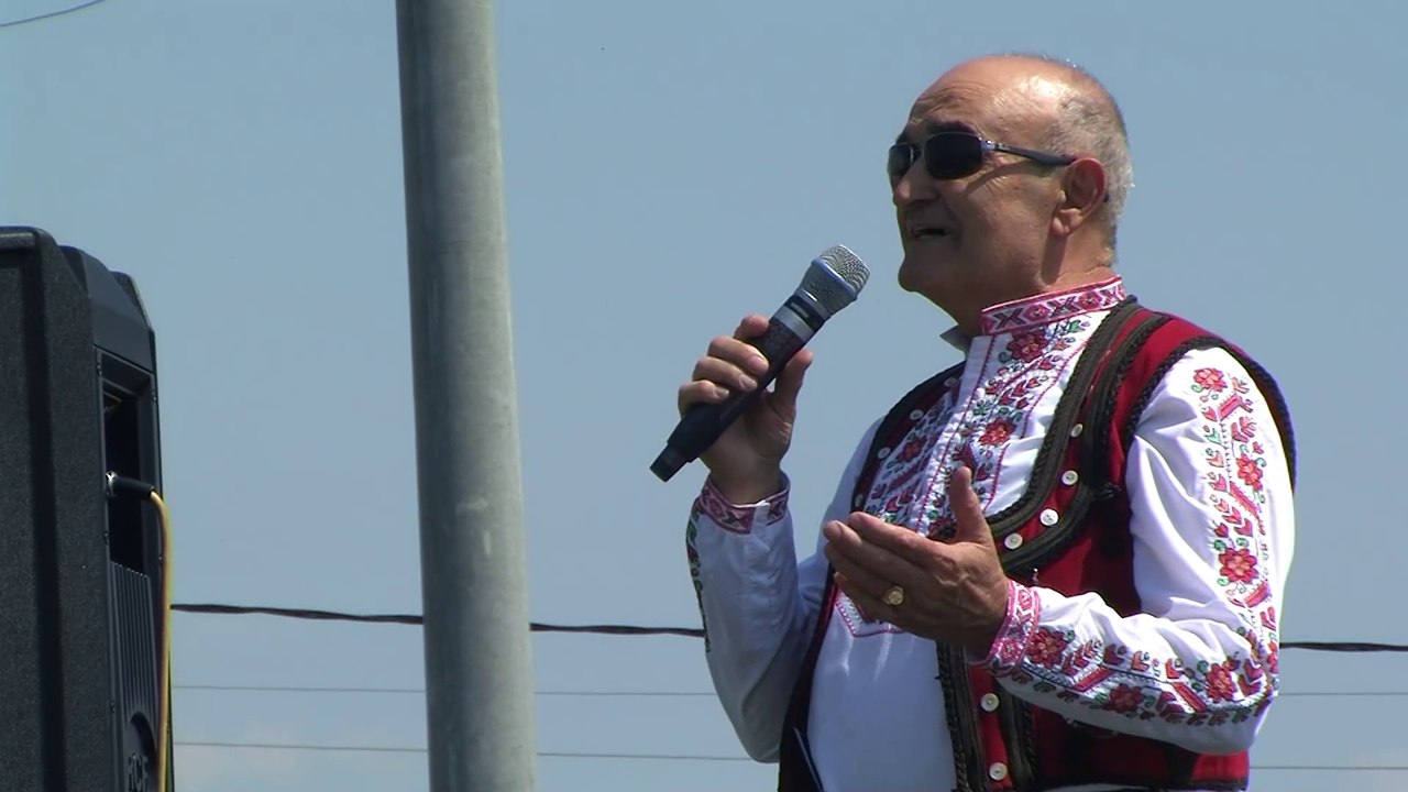Тодор и Донка Кожухарови изпълняват китка народни песни