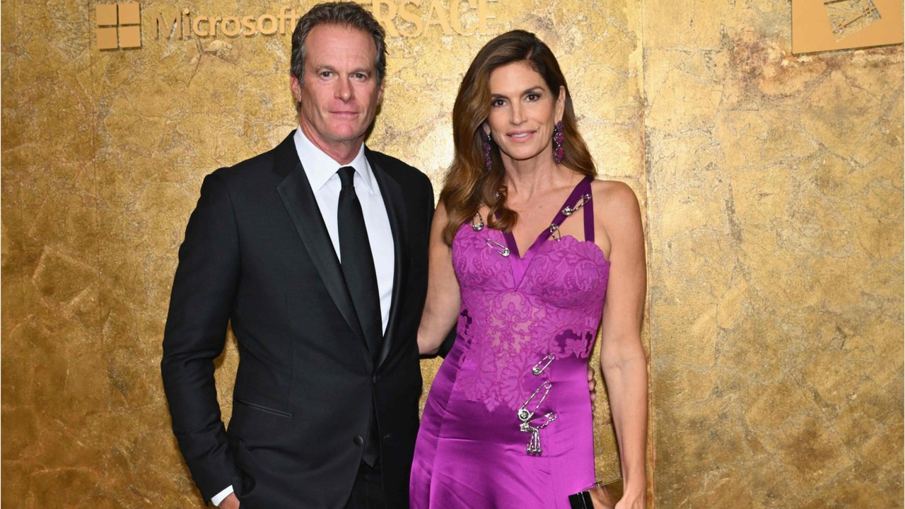 GALA VIDÉO - PHOTO - Cindy Crawford et Rande Gerber : 25 ans de mariage plus tard, le temps n'a pas d'emprise sur eux !