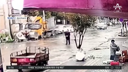 충돌한 차량에 하마터면…‘절묘한’ 구사일생