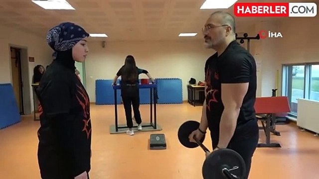 Kütahyalı bilek güreşi Türkiye birincisi Asude Sarı, Avrupa şampiyonasına hazırlanıyor