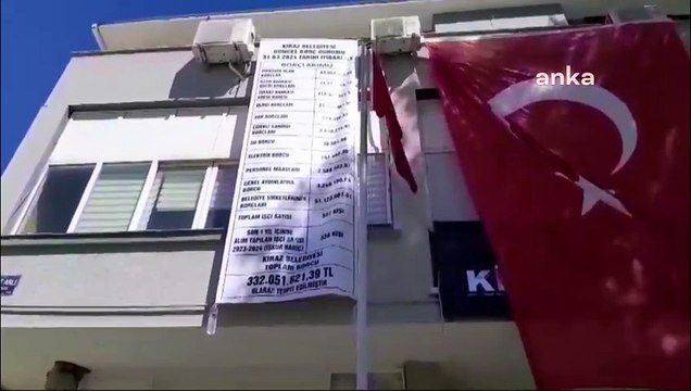 AKP’den CHP’ye geçen İzmir’deki Kiraz Belediyesi’nin mali tablosu belediye binasına asıldı. Belediyenin toplam borcunun 332 milyon 51 bin 621 TL olduğu ortaya çıktı.