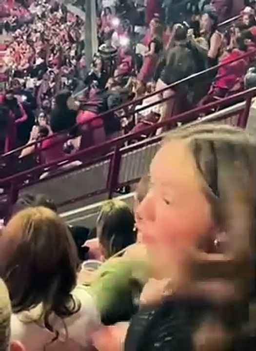 Il y a toujours une #bagarre à la clé #quand on #débat #football entre des #supporters hyper #passionnés… même s’il s’agit de #supportrices… à preuve !