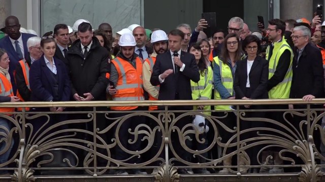 Vous pouvez être fiers : Emmanuel Macron félicite les ouvriers qui ont travaillé sur le chantier du Grand Palais