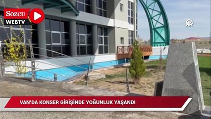 Konser girişinde yaşanan yoğunluk nedeniyle spor salonunun cam ve kapıları kırıldı