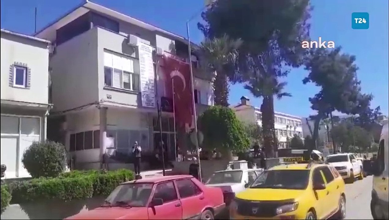AKP'den CHP'ye geçen bir belediyenin borcu daha binaya asıldı