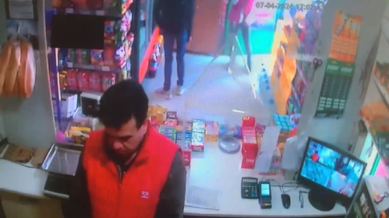 Bakkalın namaz kılmasını fırsat bilen hırsız dükkanı soydu