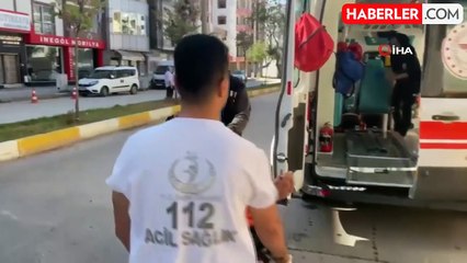 Babasını vurup yoldan geçen adamın boğazına sarıldı