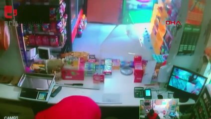 Bakkal namaz kılarken dükkandan hırsızlık kamerada