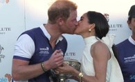 Meghan Markle, coppa e bacio al principe Harry alla partita di polo