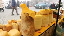 Yaylada 8 ay boyunca bekletilerek hazırlanan peynirin kilosu 300 liradan alıcısını bekliyor