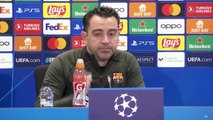 La broma de Xavi a un periodista cuando le preguntan por los goles dobles