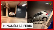 Torcedor erra a saída do Mineirão e desce escada de carro