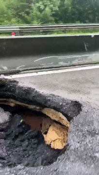 Pista cede e dois buracos se abrem na BR-101, no Morro dos Cavalos