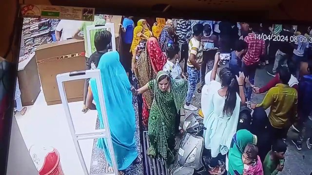 अब आई विवाद की सीसीटीवी फुटेज...पहले आपस में भिड़े, फिर शोरूम में घुसे