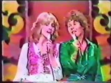 HELEN REDDY & OLIVIA NEWTON-JOHN - I'll Never Fall In Love Again (The Tonight Show with Johnny Carson 1977)