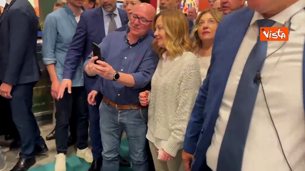 Meloni a Vinitaly, selfie con i visitatori durante il tour della fiera