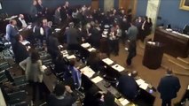 Découvrez les images impressionnantes d'une bagarre générale qui éclate au Parlement géorgien à propos de la loi sur les “agents de l’étranger” - VIDEO