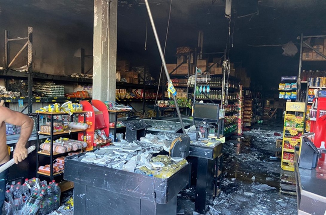 Incêndio de grandes proporções é registrado em supermercado no Centro da cidade de São Bento