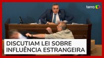 Parlamentares da Geórgia entram em briga física durante discussão de projeto de lei
