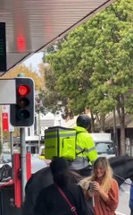 Un livreur Uber Eats... à cheval