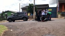 Motociclista fica ferido ao se envolver em acidente com Fiat Mobi no Santa Cruz