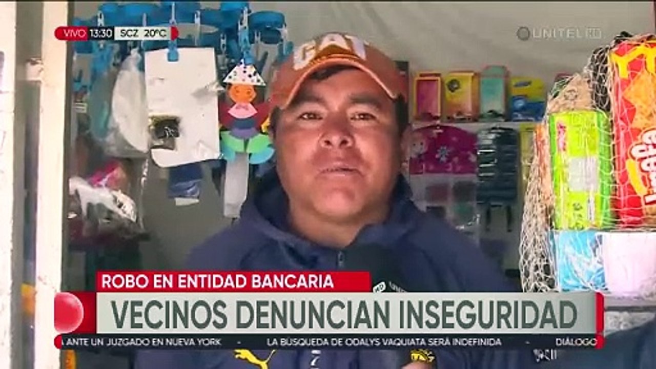 Sujetos trepan la puerta para robar en el edificio de una entidad financiera de El Alto