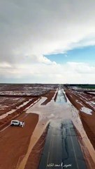 لقطات جوية.. أمطار مصحوبة بزخات البَرَد تُلطّف الأجواء بشمال تيماء