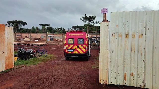 Caibro atinge trabalhador em obra na Avenida Rocha Pombo e Corpo de Bombeiros é acionado