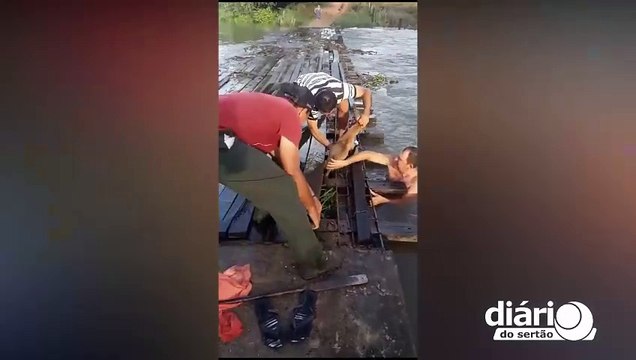 Moradores salvam cachorro preso em ponte após forte cheia no Rio Piranhas, em Cajazeiras