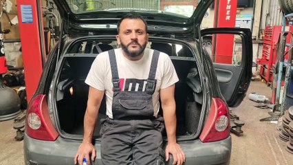 how to replace stop lamp on Renault Clio 2005