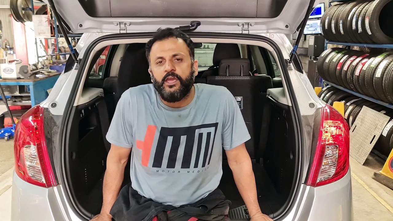 how to replace left rear position lamp on Opel Mokka