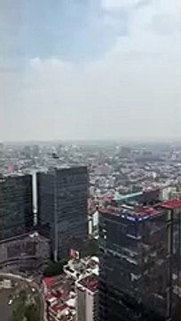 Captan a helicóptero que colapsó en Coyoacán haciendo maniobras entre edificios en Reforma