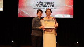 Na festa Os Melhores do Ano, Léa Silva é surpreendida com homenagem por sua trajetória na política