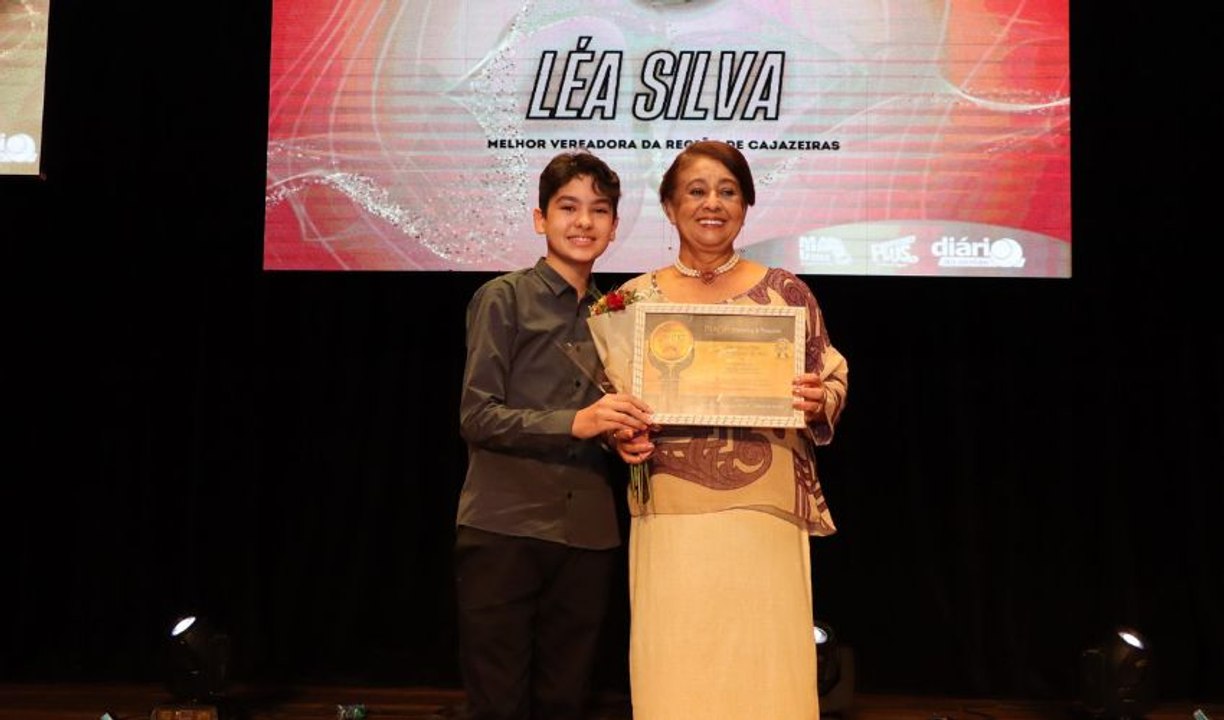 Na festa Os Melhores do Ano, Léa Silva é surpreendida com homenagem por sua trajetória na política