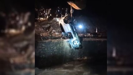 Dereye devrilen hafif ticari araçtaki 4 kişi öldü