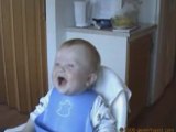 bébé éclate de rire.
