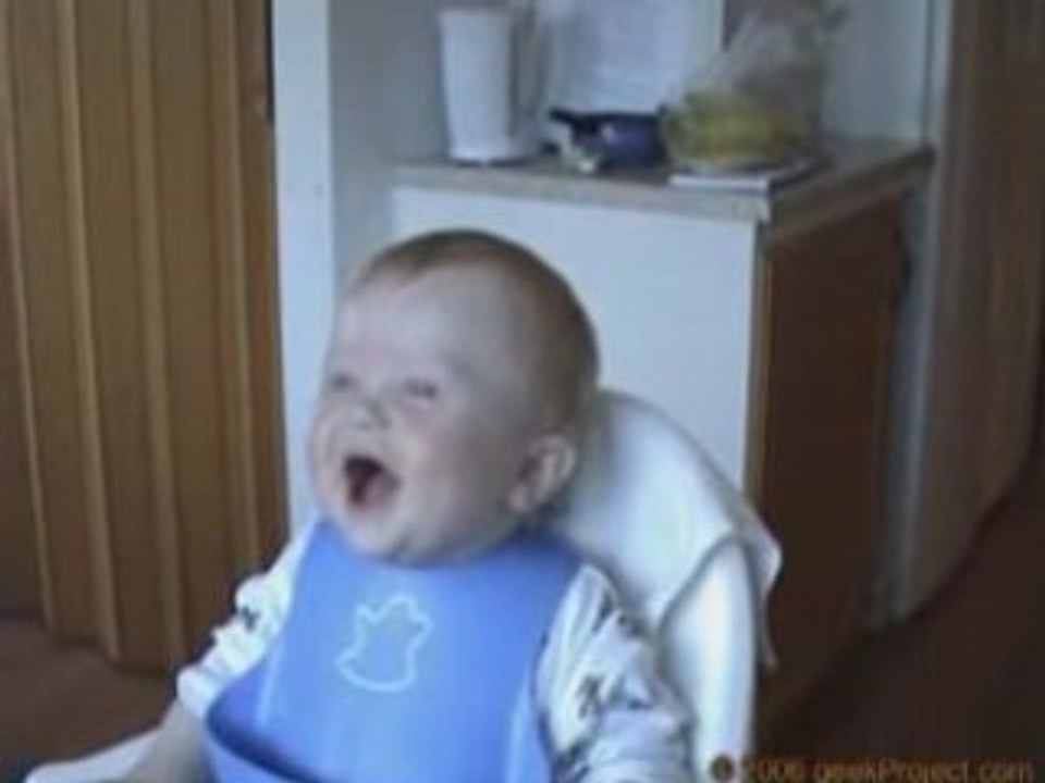 bébé éclate de rire.