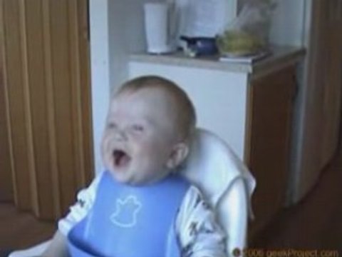 bébé éclate de rire.