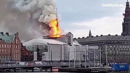 El histórico edificio de la antigua bolsa de Copenhague, envuelto en llamas por un incendio