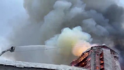 Copenhague vive su particular "Notre Dame": el edificio de la antigua bolsa, envuelto en llamas