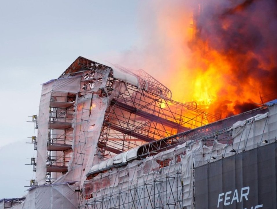 Historisches wahrzeichen steht in flammen