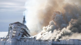 Un incendio arrasa el histórico edificio de la bolsa de Copenhague